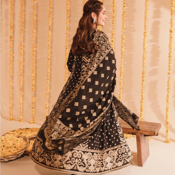 Indian/Pakistani Suit - Picture 2 of 10